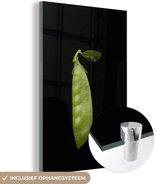 MuchoWow® Glasschilderij 80x120 cm - Schilderij acrylglas - Close-up van een peultje tegen een donkere achtergrond - Foto op glas - Schilderijen