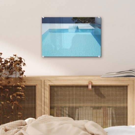 ® Glasschilderij 30x20 cm - Schilderij acrylglas - Oneindig zwembad met traptreden - Foto op glas - Muurdecoratie woonkamer - Wanddecoratie slaapkamer - Schilderijen