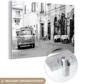 MuchoWow® Glasschilderij 30x20 cm - Schilderij acrylglas - Italië - Zwart - Wit - Auto - Foto op glas - Schilderijen