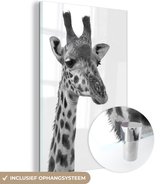MuchoWow® Glasschilderij 60x90 cm - Schilderij acrylglas - Portret van een giraffe - zwart wit - Foto op glas - Schilderijen