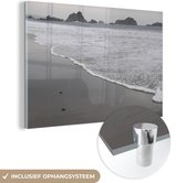 MuchoWow® Glasschilderij 30x20 cm - Schilderij acrylglas - Zwart-wit beeld van de zee bij de kust in het Nationaal park Meru Betiri - Foto op glas - Schilderijen