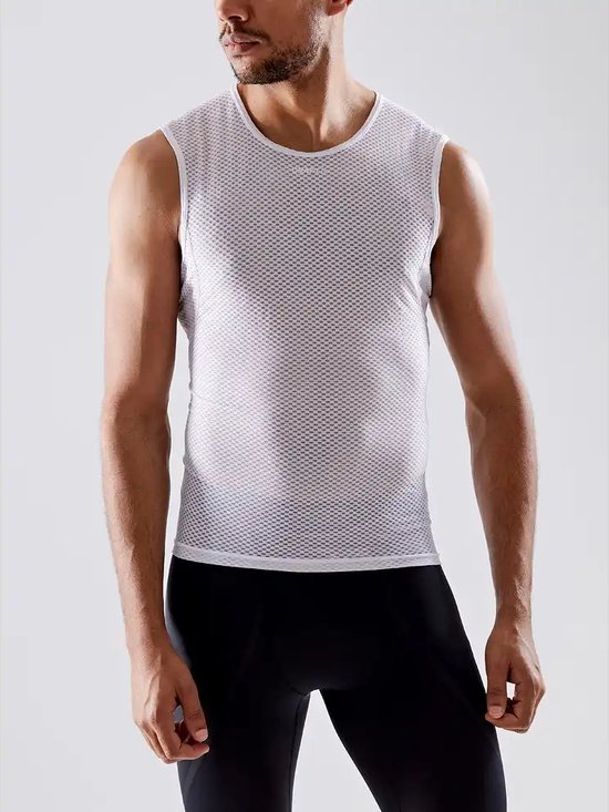 Man, frontaal zijaanzicht, draagt een wit mouwloos sportshirt met mesh-structuur, met zwarte sportbroek.