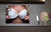 Inductieplaat Beschermer - Blonde Vrouw in Lichtroze Topje met Open Knoopjes - 70x55 cm - 2 mm Dik - Inductie Beschermer - Bescherming Inductiekookplaat - Kookplaat Beschermer van Zwart Vinyl