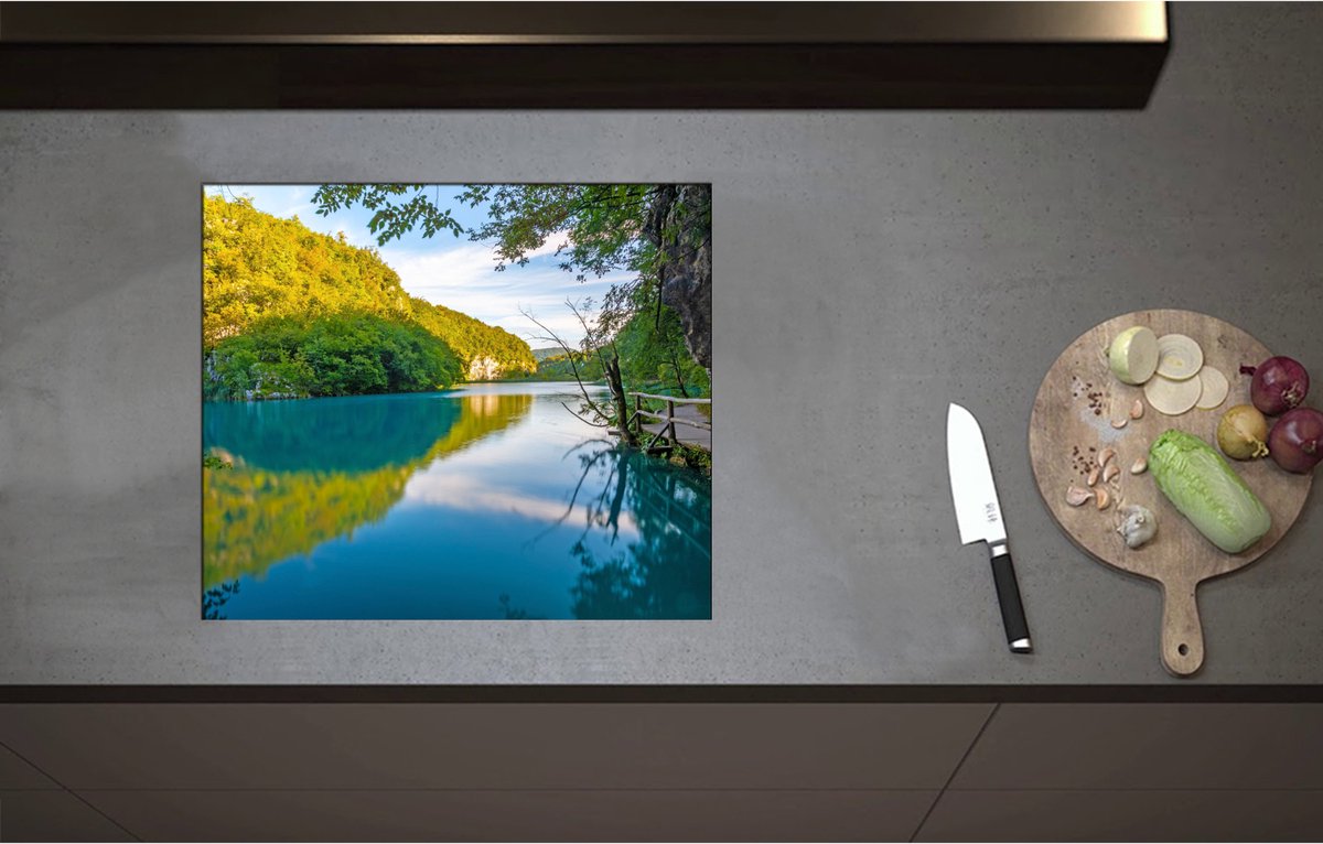 Inductieplaat Beschermer - Blauwkleurig Meer onder aan de Berg met Groene Bomen - 58x50 cm - 2 mm Dik - Inductie Beschermer - Bescherming Inductiekookplaat - Kookplaat Beschermer van Wit Vinyl