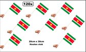 120x Zwaaivlaggetjes op houten stok Suriname 20cm x 30cm - Luxe zwaai vlaggetjes thema feest voetbal festival uitdeel landen