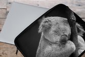 Laptophoes 17 inch - Slapende koala op zwarte achtergrond in zwart-wit - Laptop sleeve - Binnenmaat 42,5x30 cm - Zwarte achterkant