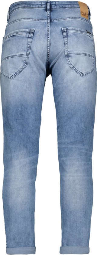 Achterzijaanzicht van een lichtblauwe slim fit spijkerbroek met opgerolde pijpen en een subtiele wassing.