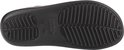 Semelle d'une tong noire Crocs avec adhérence et logo Croslite.