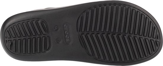 Semelle d'une tong noire Crocs avec adhérence et logo Croslite.