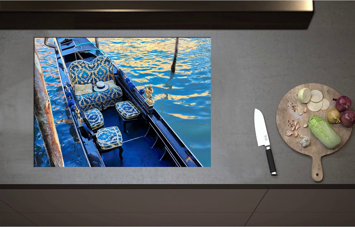 Inductieplaat Beschermer - Blauwe Gondel met Gouden Details op de Wateren van Venetië - 75x55 cm - 2 mm Dik - Inductie Beschermer - Bescherming Inductiekookplaat - Kookplaat Beschermer van Wit Vinyl