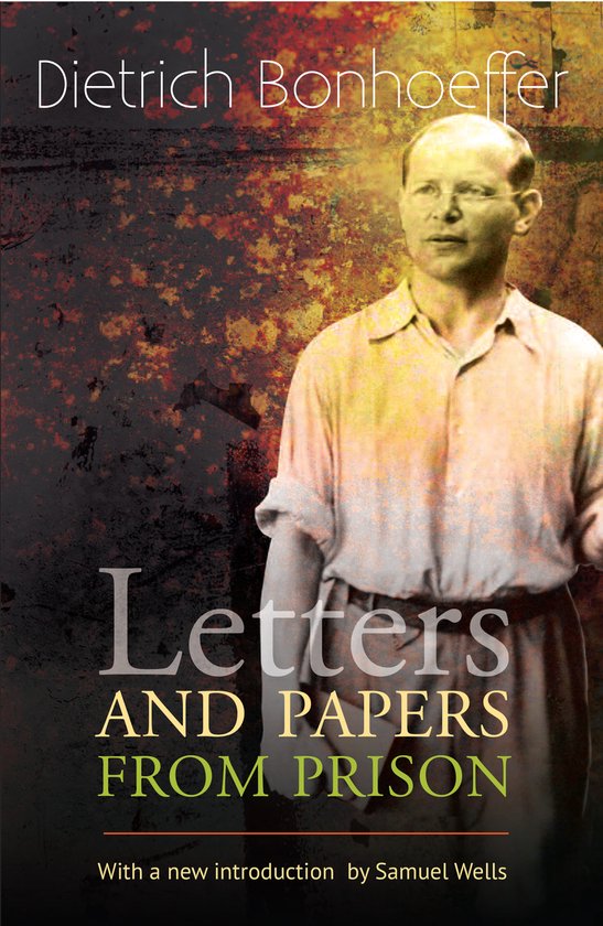 Dietrich Bonhoeffer, Letters and Papers from Prison. Portrait d'un homme en tenue de prison devant un fond sombre et rouillé.