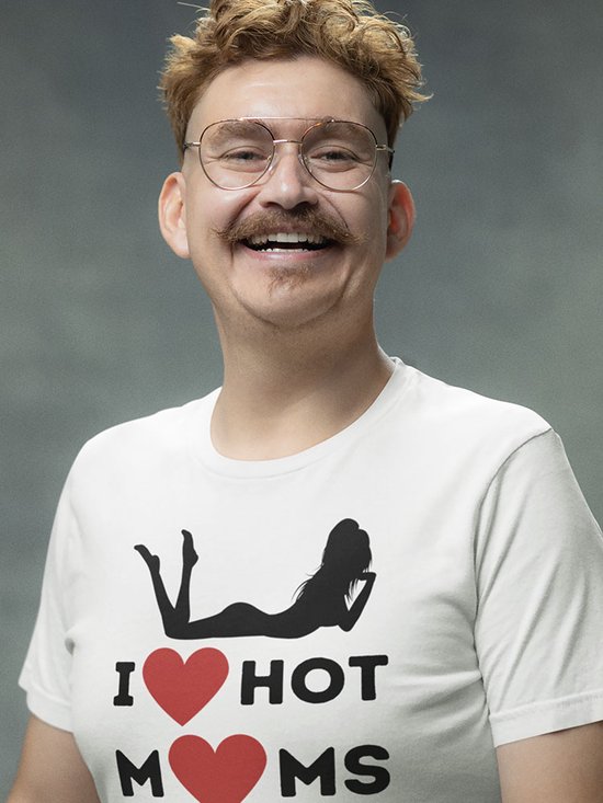 Shirt - I love hot moms - Wurban Wear | Grappig shirt | Leuk cadeau | Unisex tshirt | Meme shirt | Vaderdag | Dirty shirt | Zwart & Wit