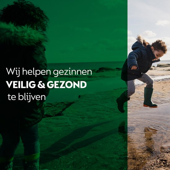 Kind met laarzen springt in een plas op het strand. Tekst: 'Wij helpen gezinnen veilig & gezond te blijven'.