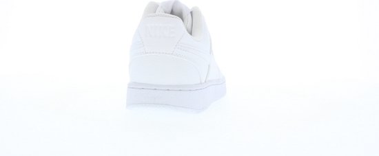 Achterkant van de witte Nike Court Vision Low dames sneaker met Nike logo op de hiel.