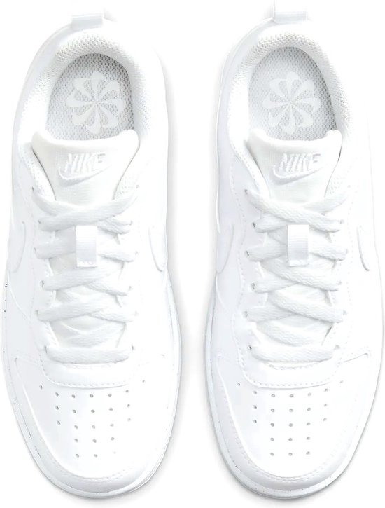 Een paar witte Nike sneakers met veters, zichtbaar van bovenaf.