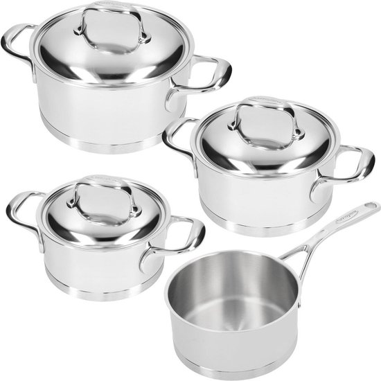 Quatre casseroles en acier inoxydable, trois avec couvercles et deux poignées, une avec un long manche et un couvercle.
