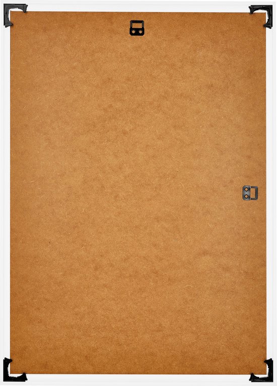 Achterkant van een wit fotolijst met bruine MDF-achterplaat en ophanghaken.