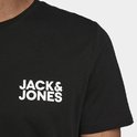 Close-up van een zwart T-shirt met de witte JACK & JONES-opdruk op de borst.