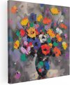 Gros plan d'une peinture d'un bouquet de fleurs colorées dans un vase noir.