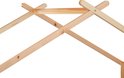 Close-up van een bedframe van licht hout, met gekruiste staanders en een dwarsbalk.
