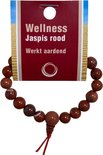 Rode jaspis kralen armband met kaart. De kralen variëren in kleur en textuur.
