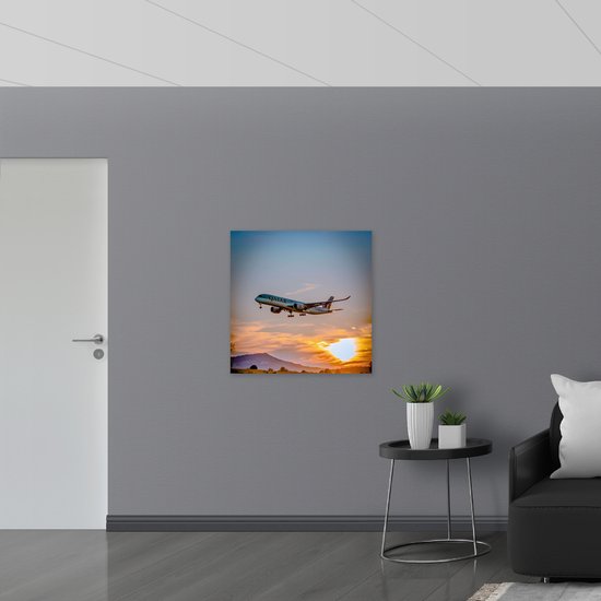 Poster Glanzend – Blauw Laagvliegend Vliegtuig met Zon - 80x80 cm Foto op Posterpapier met Glanzende Afwerking