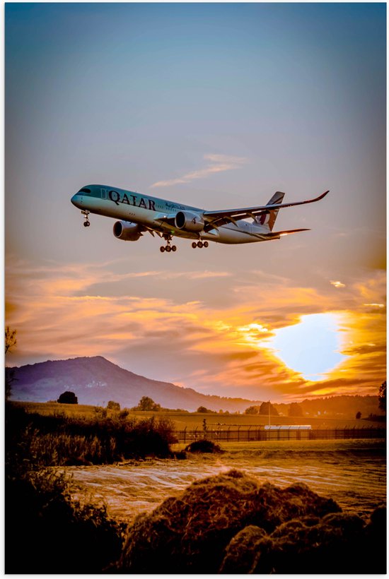 WallClassics - Poster Glanzend – Blauw Laagvliegend Vliegtuig met Zon - 50x75 cm Foto op Posterpapier met Glanzende Afwerking