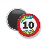 Button Met Magneet 58 MM - Hoera 10 Jaar - NIET VOOR KLEDING