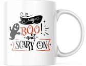 Halloween Mok met tekst: Say boo and scary on | Halloween Decoratie | Grappige Cadeaus | Grappige mok | Koffiemok | Koffiebeker | Theemok | Theebeker