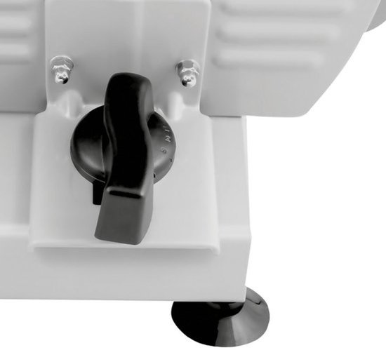 Close-up van de zwarte knop en schaalverdeling op een zilverkleurige snijmachine.