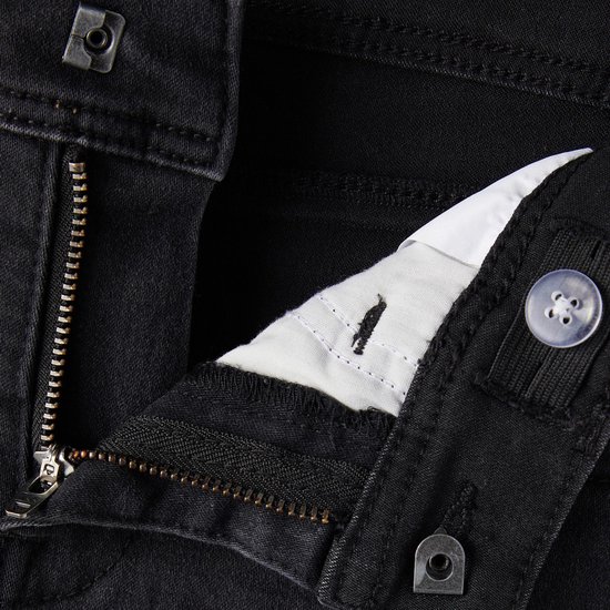 Sluiting van een donkergrijze jeans met rits en knoop.