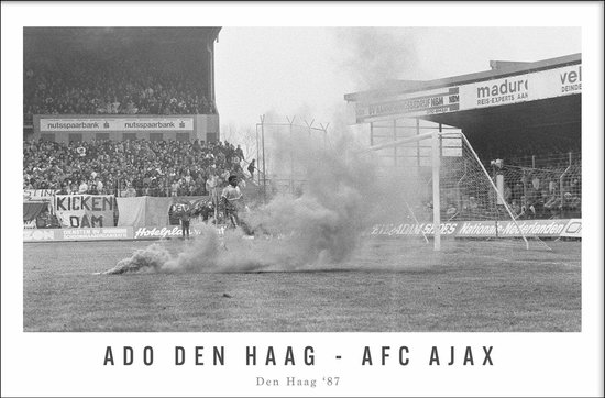 Walljar - Poster Ajax - Voetbal - Amsterdam - Eredivisie - Zwart wit - ADO Den Haag - AFC Ajax '87 - 20 x 30 cm - Zwart wit poster