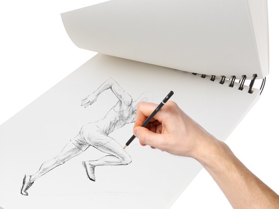 Een schetsblok met een potloodtekening van een rennende atleet, getekend door een hand.