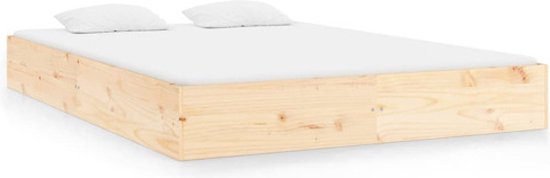 Cadre de lit en bois clair avec draps blancs et deux oreillers.
