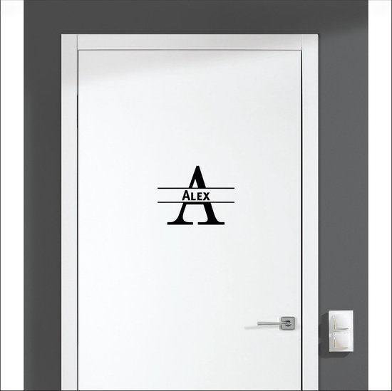 Zwarte 'Alex' monogram deursticker op een witte deur.