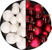 Kerstversiering kunststof kerstballen kleuren mix winter wit/donkerrood 6-8-10 cm pakket van 44x stuks
