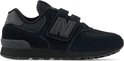 Zijkant van een zwarte New Balance 574 sneaker met klittenbandsluiting.