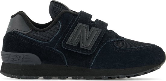 Zijkant van een zwarte New Balance 574 sneaker met klittenbandsluiting.