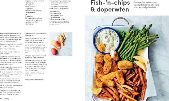Fish-n-chips met groene asperges en limoen, geserveerd op een dienblad met een dipsaus.