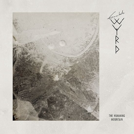 Albumhoes met de titel 'The Humming Mountain'. Abstracte grijze en witte achtergrond met de tekst 'WYRD'.