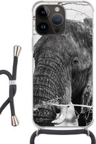 Geschikt voorApple Iphone 14 Pro - Crossbody Case - Olifant - Dieren - Takken - Natuur - Zwart wit - Siliconen - Crossbody - Backcover met Koord - Telefoonhoesje met koord - Hoesje met touw