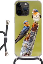 Geschikt voorApple Iphone 14 Pro - Crossbody Case - Vogels - Tak - Portret - Siliconen - Crossbody - Backcover met Koord - Telefoonhoesje met koord - Hoesje met touw