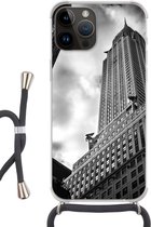 Geschikt voorApple Iphone 14 Pro Max - Crossbody Case - Chrysler Gebouw in New York vanaf de onderkant gemaakt in zwart-wit - Siliconen - Crossbody - Backcover met Koord - Telefoonhoesje met koord - Hoesje met touw