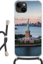 Geschikt voorApple Iphone 14 - Crossbody Case - New York - Vrijheidsbeeld - Skyline - Siliconen - Crossbody - Backcover met Koord - Telefoonhoesje met koord - Hoesje met touw