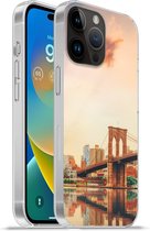 Geschikt voorApple Iphone 14 Pro - Softcase hoesje - New York - Brooklyn - Bridge - Zonsondergang - Siliconen Telefoonhoesje