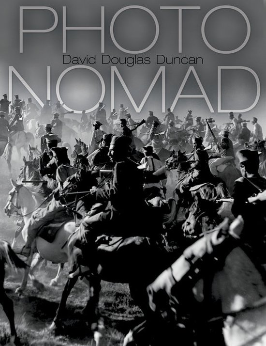 Boek 'Photo Nomad' van David Douglas Duncan, met een zwart-witafbeelding van ruiters te paard.