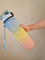 Motiverende waterfles - waterfles - drinkfles - waterfles 1 liter - Tijdsmarkeringen - Drinkfles met Tijden - Luxe waterfles - Rainbow (roze/blauw/geel)