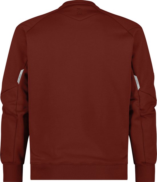 Donkerrode sweater, achterkant. Grijze reflecterende details op de mouwen. Ribgebreide boorden.