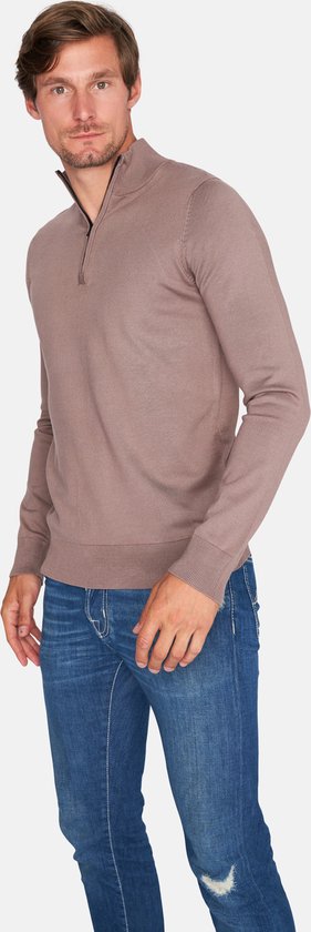Man met casual opstaande kraag trui met halve rits in deep taupe, met jeans.