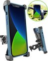 Blauwe telefoon in een zwarte telefoonhouder met fietsstuur. 'Stevige telefoon bevestiging'